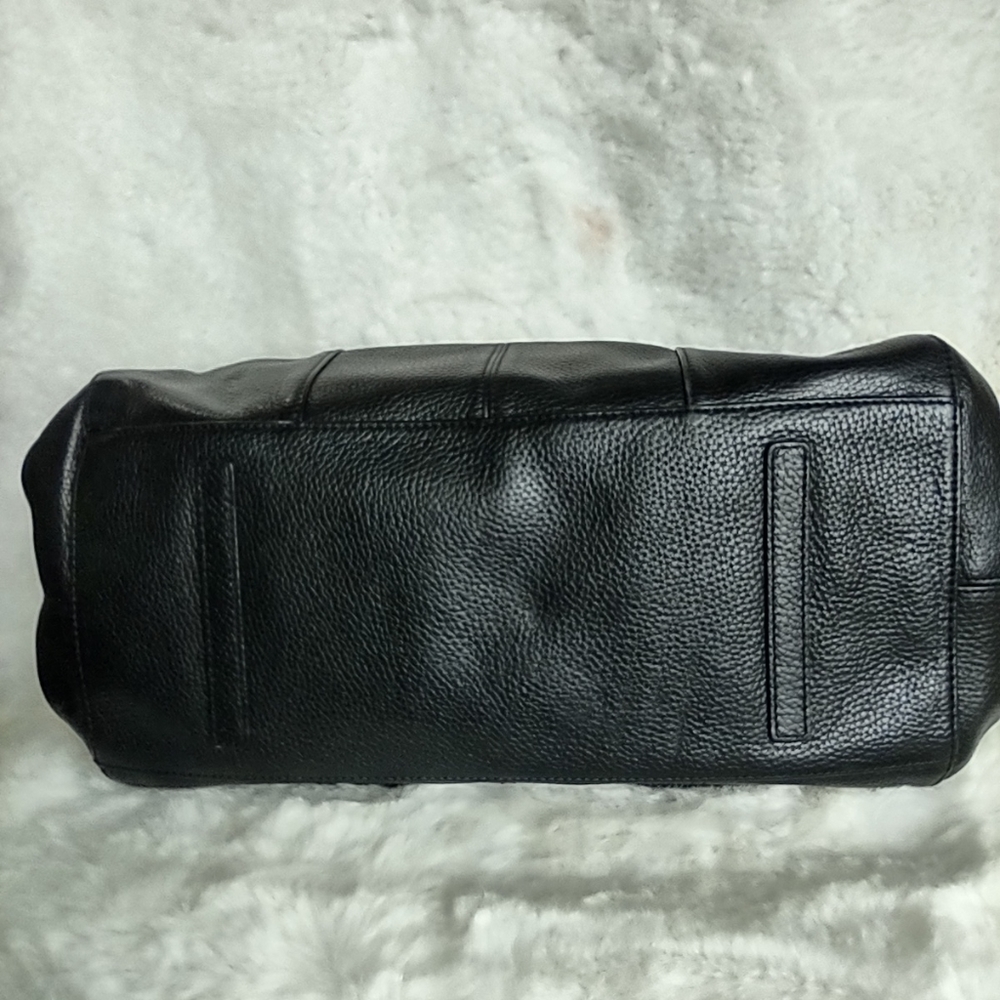 Adrienne Vittadini Handbag Black. - Picture 9 of 16